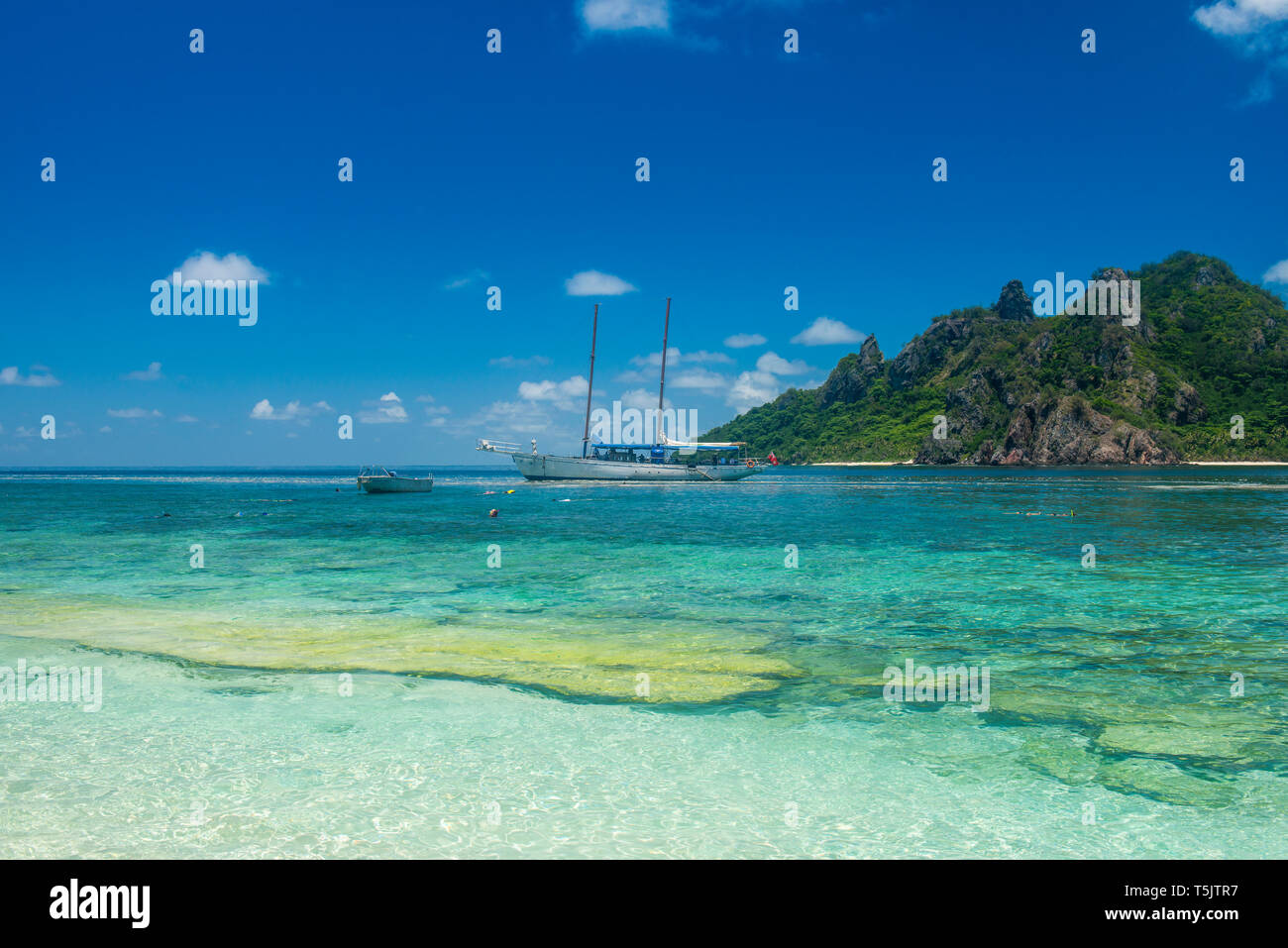 Fidji, îles de Mamanuca, Monuriki, eau turquoise et voile Banque D'Images