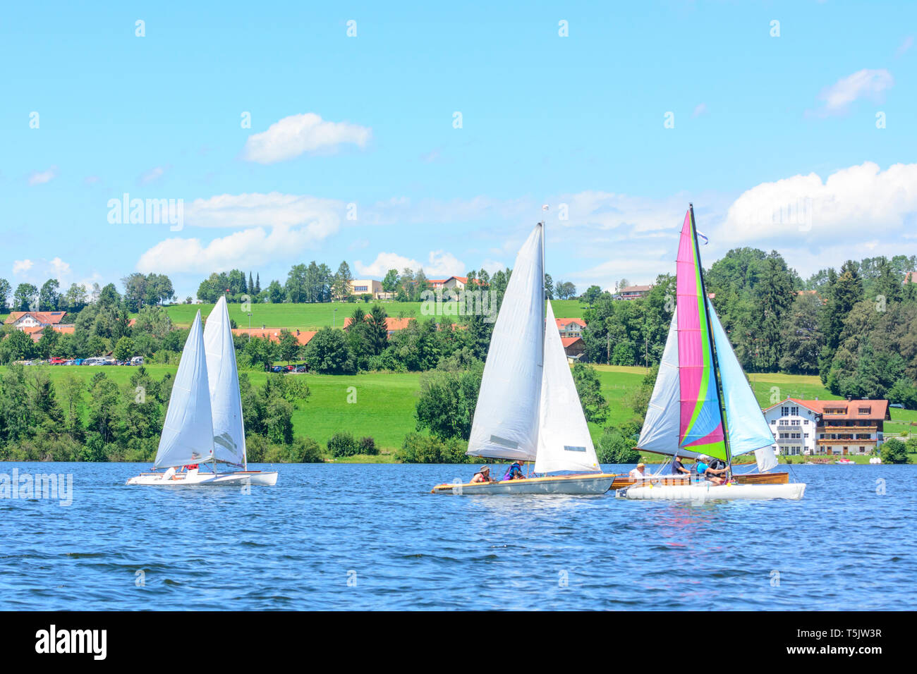 Régate de voile sur un petit lac intérieur dans la région Allgäu Banque D'Images