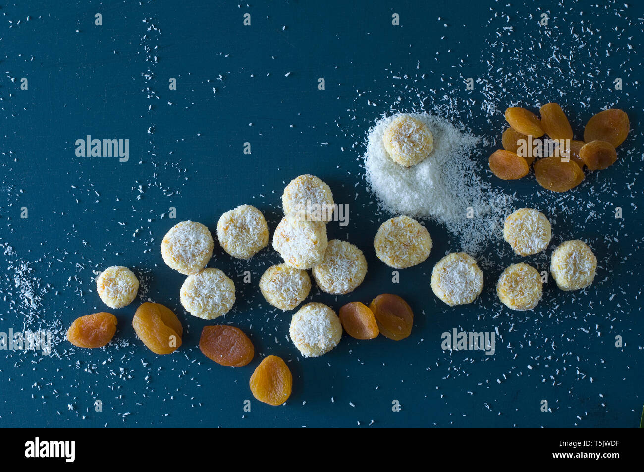 Les biscuits de Noël avec les abricots, abricots secs et flocons de noix de coco sur bois bleu Banque D'Images