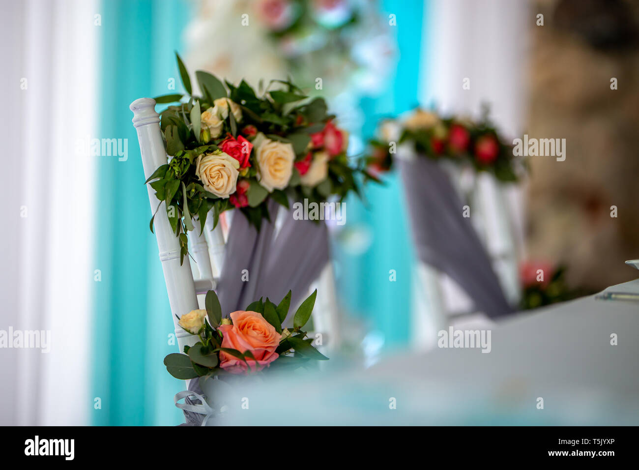 De Mariage Décoration chaise avec bouquet de roses. Bouquet de roses attachées sur une chaise dans la fête de mariage. Banque D'Images