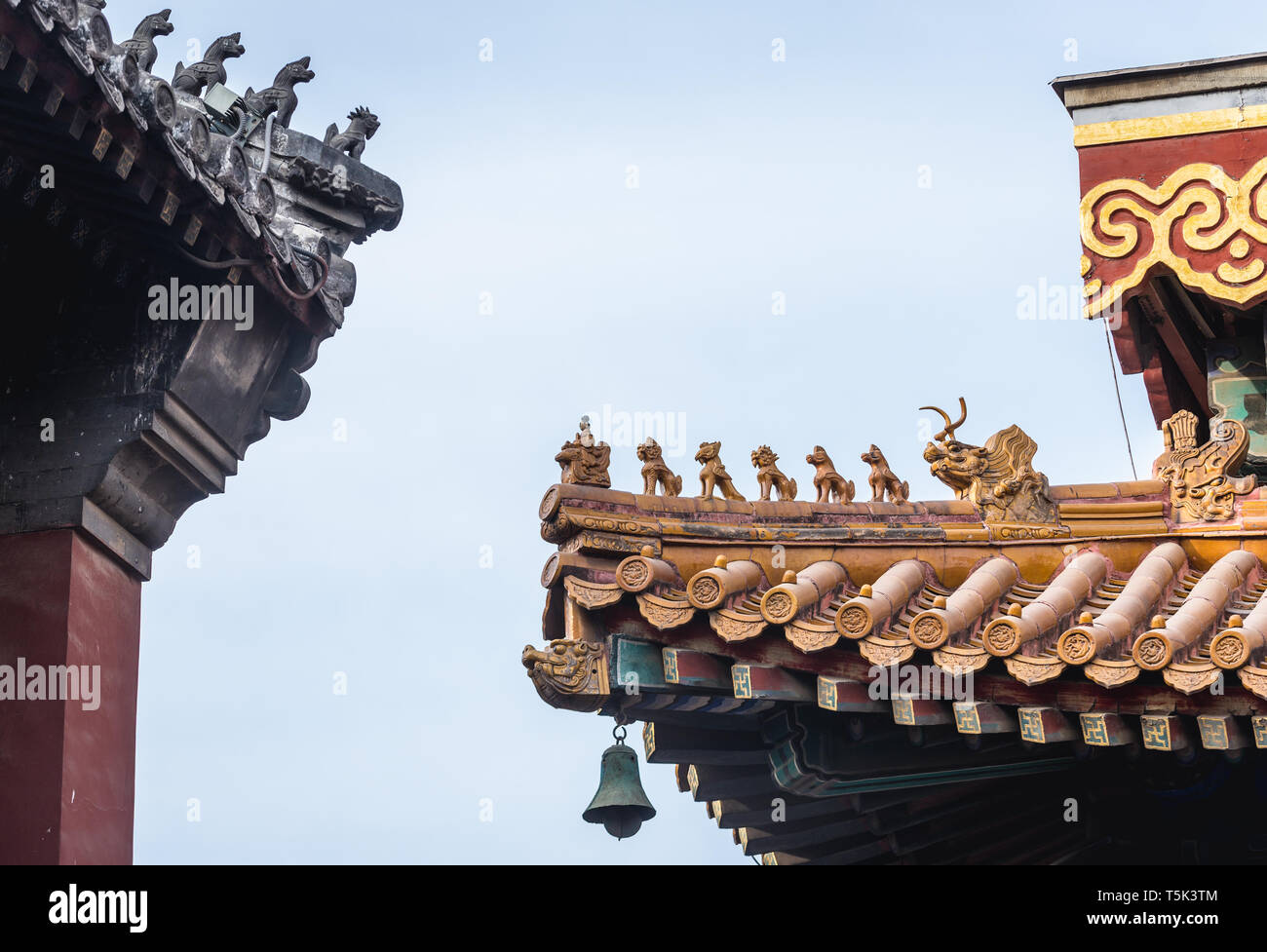 Détails toit aussi appelé temple de Yonghe Temple Lama de l'école Gelug du bouddhisme tibétain dans le district de Dongcheng, Beijing, Chine Banque D'Images