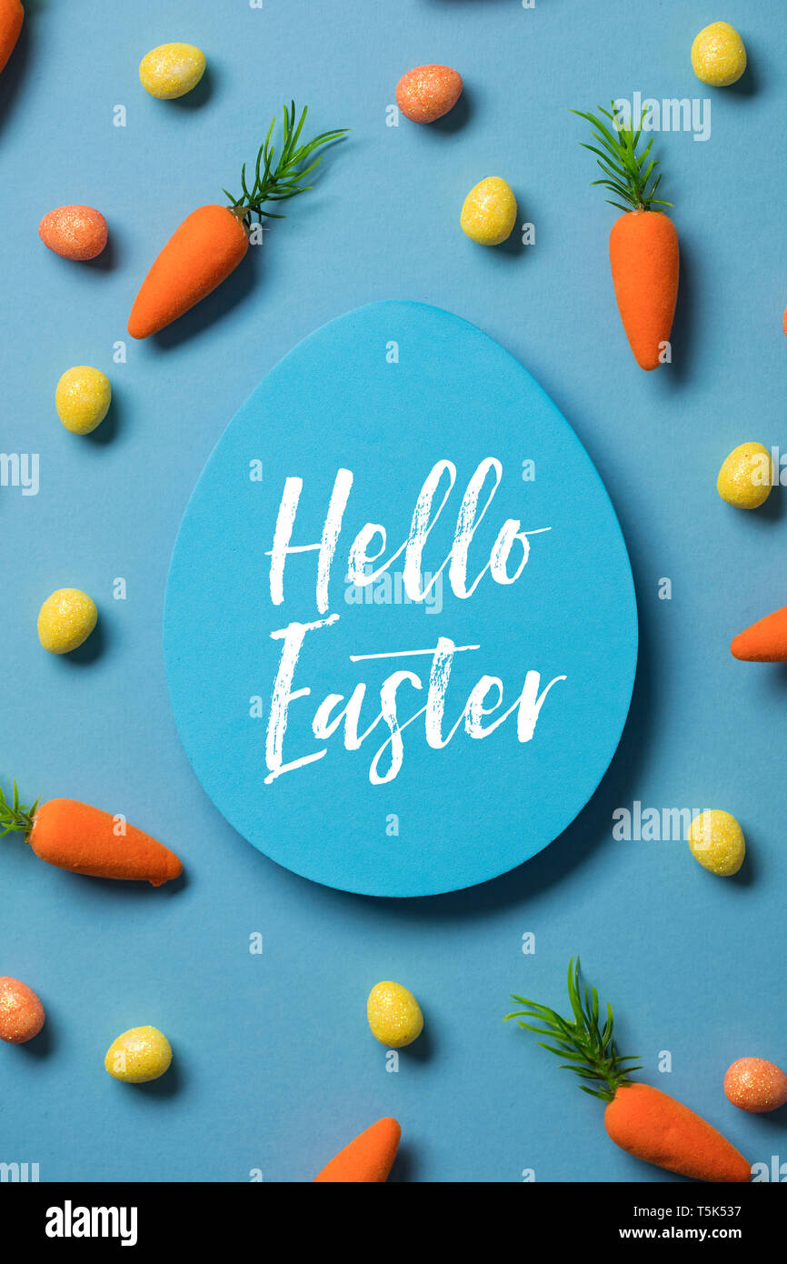 Arrière-plan de fête de Pâques lapin de Pâques avec des carottes et des oeufs de pâques Banque D'Images