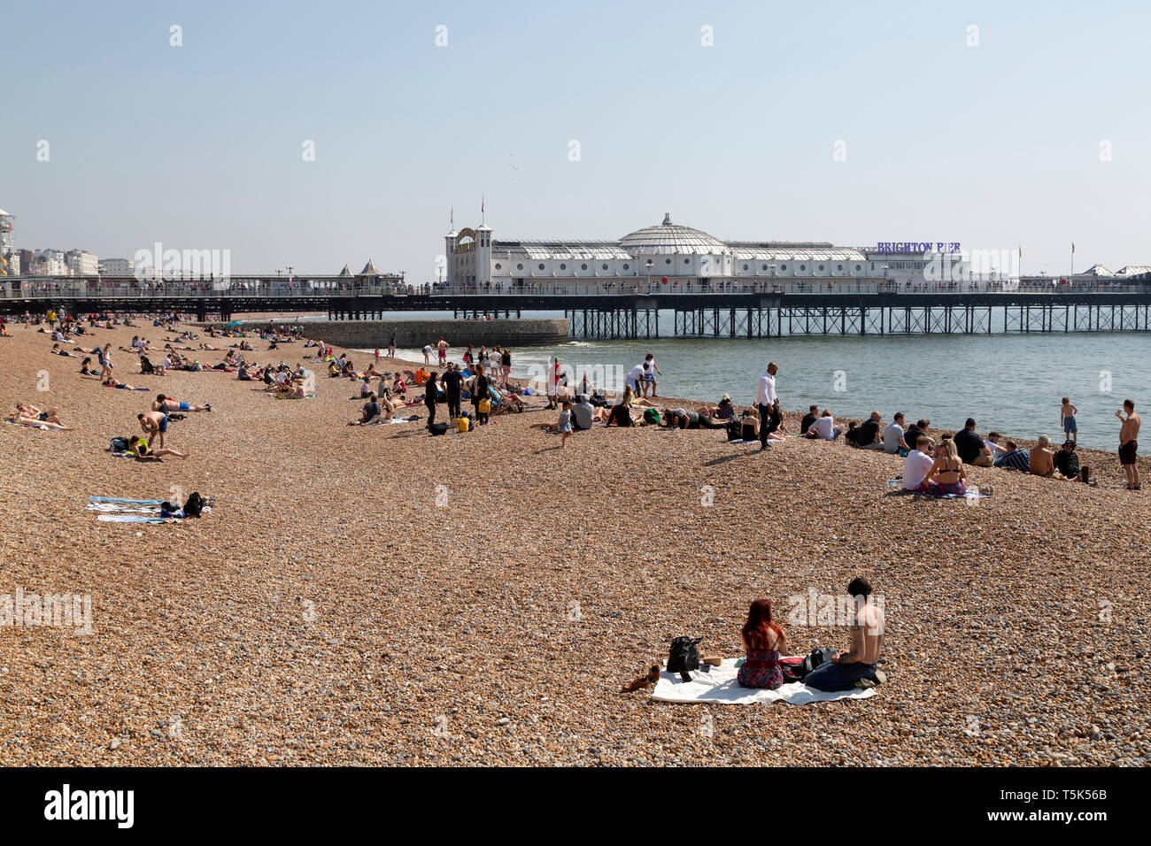 Le dimanche de Pâques sur la plage de Brighton dans l'East Sussex, Angleterre. Pâques Enregistrement les températures ont été enregistrées en Angleterre en 2019. Banque D'Images