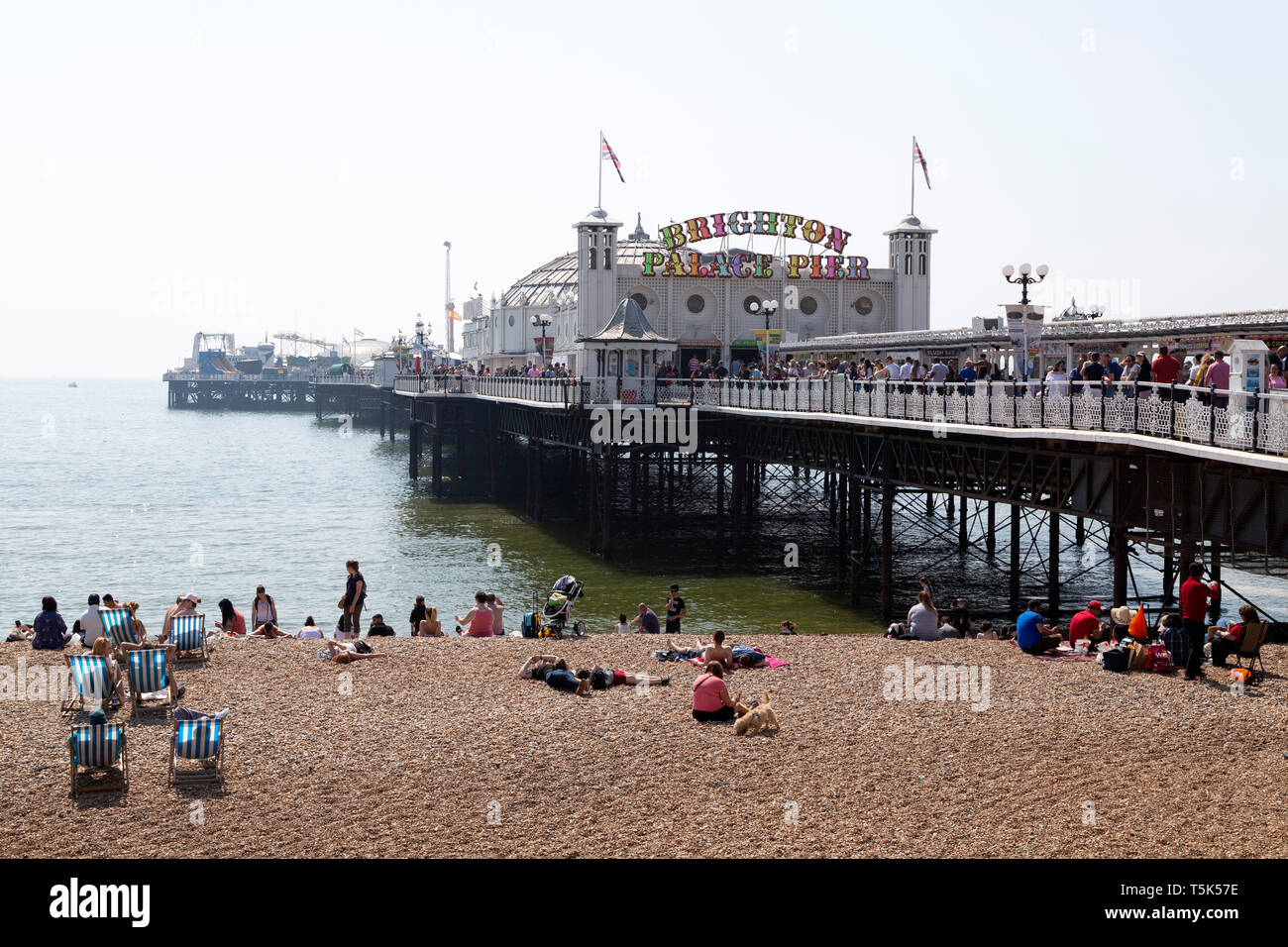 Le dimanche de Pâques sur la plage de Brighton dans l'East Sussex, Angleterre. Pâques Enregistrement les températures ont été enregistrées en Angleterre en 2019. Banque D'Images