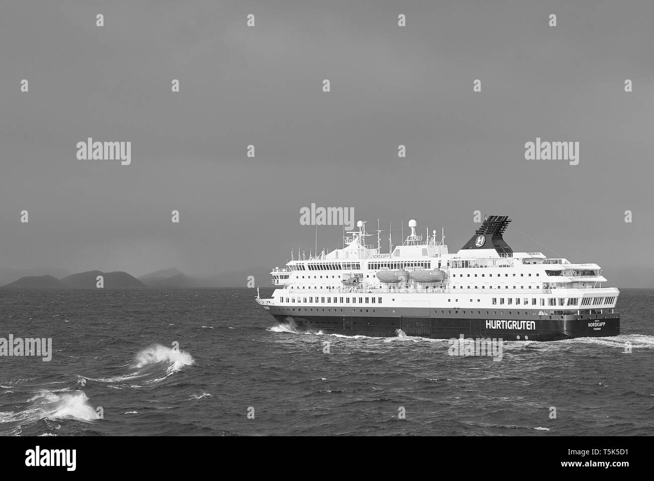 Une photo en noir et blanc du ferry Hurtigruten, MS NORDKAPP, naviguant à travers les mers rugueuses vers le sud, au-dessus du cercle polaire arctique en Norvège. Banque D'Images Une photo en noir et blanc du ferry Hurtigruten, MS NORDKAPP, naviguant à travers les mers rugueuses vers le sud, au-dessus du cercle polaire arctique en Norvège. Banque D'Images