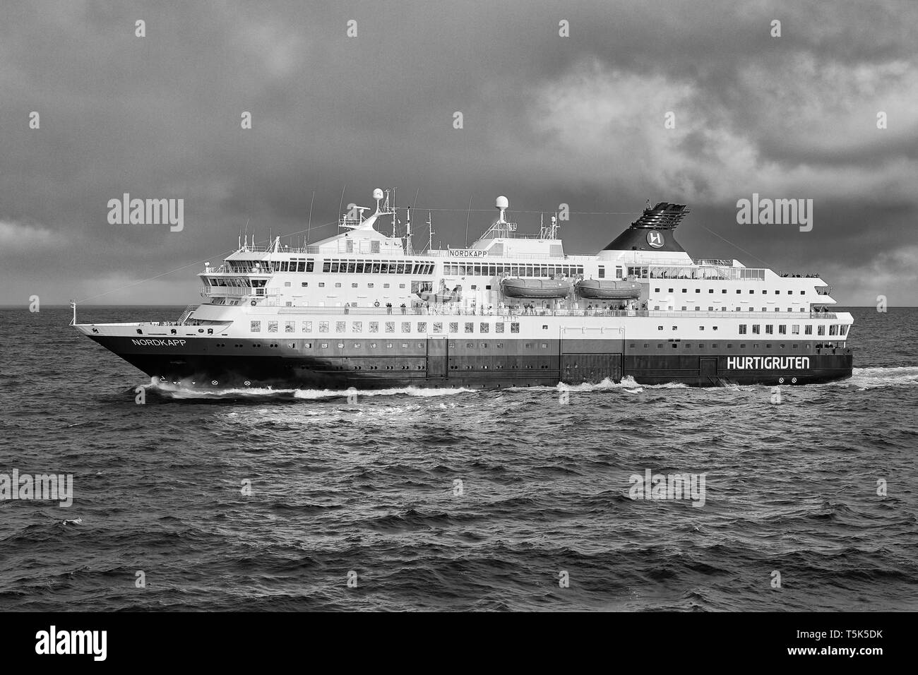 Une photo en noir et blanc du ferry Hurtigruten, MS NORDKAPP, naviguant à travers les mers rugueuses vers le sud, au-dessus du cercle polaire arctique en Norvège. Banque D'Images Une photo en noir et blanc du ferry Hurtigruten, MS NORDKAPP, naviguant à travers les mers rugueuses vers le sud, au-dessus du cercle polaire arctique en Norvège. Banque D'Images