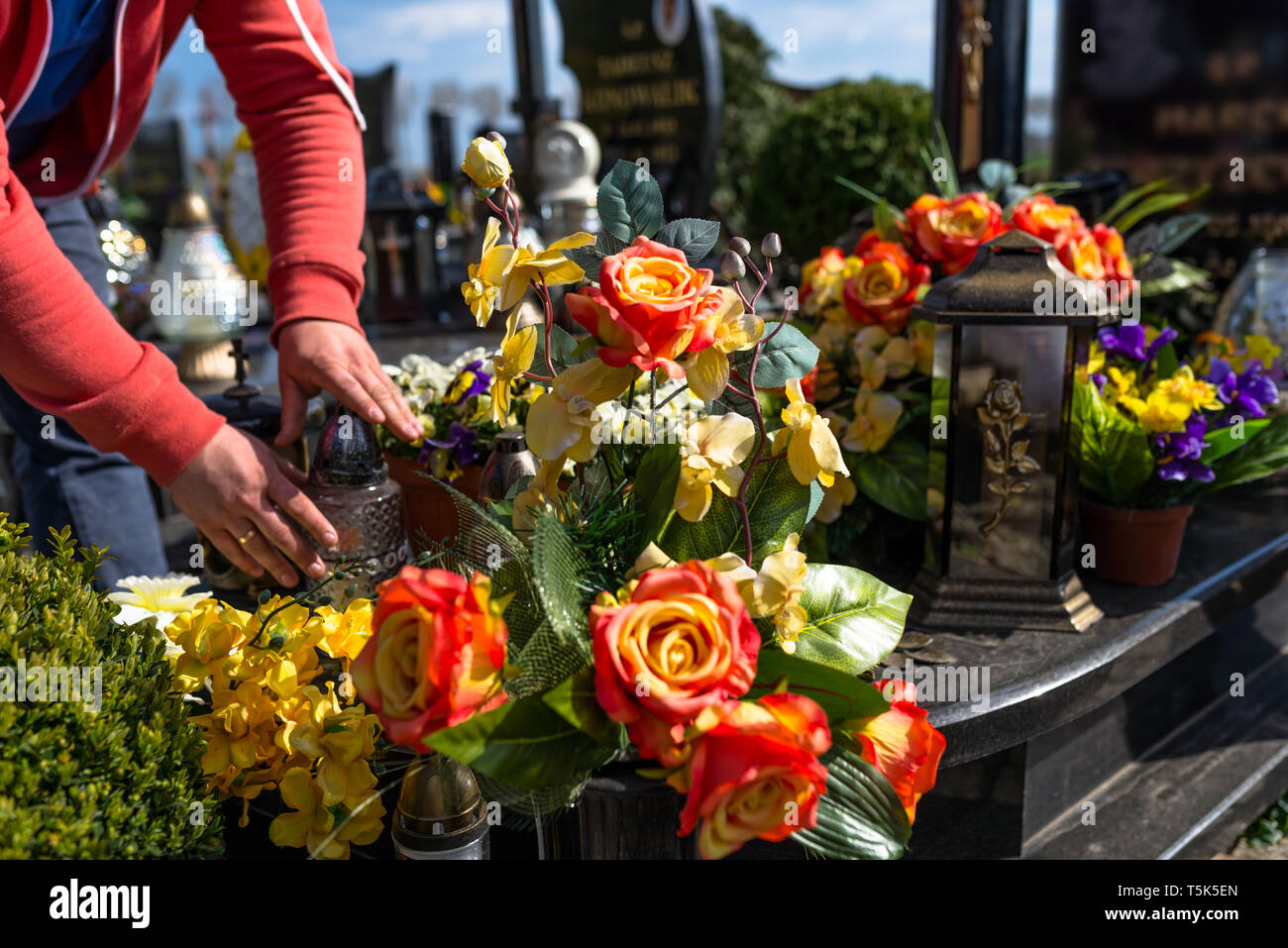 Fleurs artificielles et des chandeliers se trouvent sur la pierre