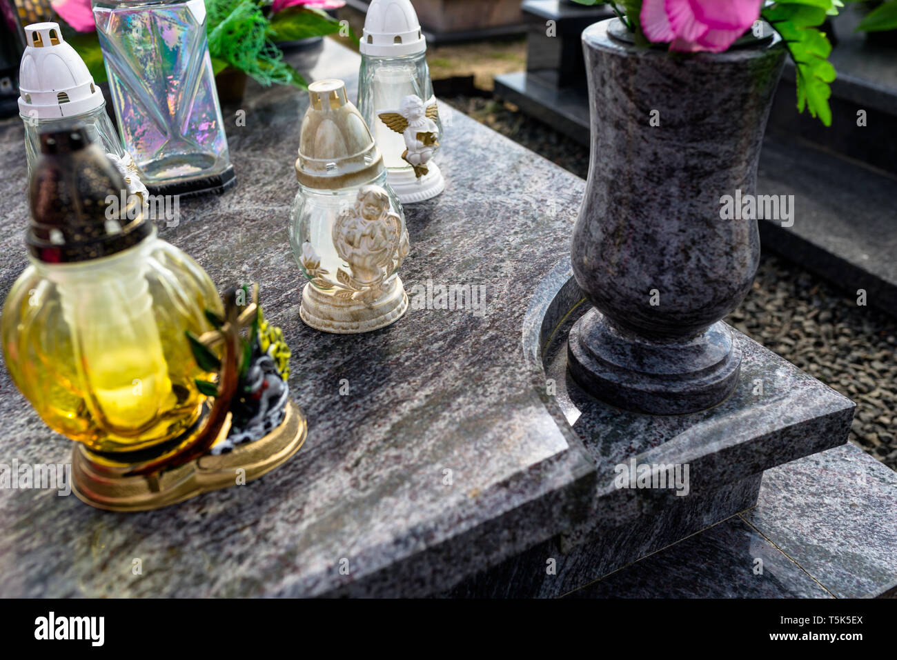 Des chandeliers et un vase de fleurs posé sur une pierre tombale en marbre,  sombre Photo Stock - Alamy