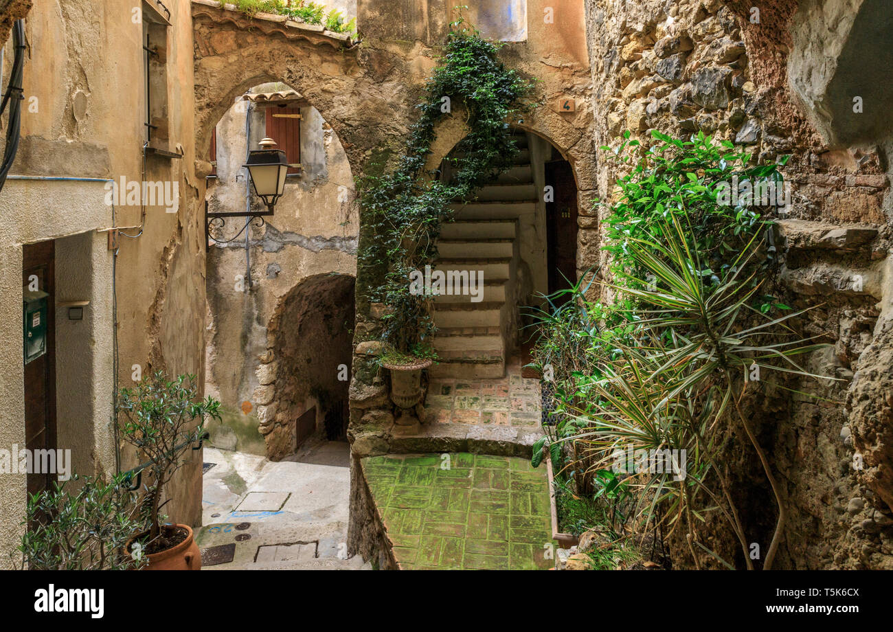 France, Alpes Maritimes, Roquebrune Cap Martin, rue de l'ancien village // France, Alpes-Maritimes (06), Roquebrune-Cap-Martin, ruelle dans le vieux Banque D'Images