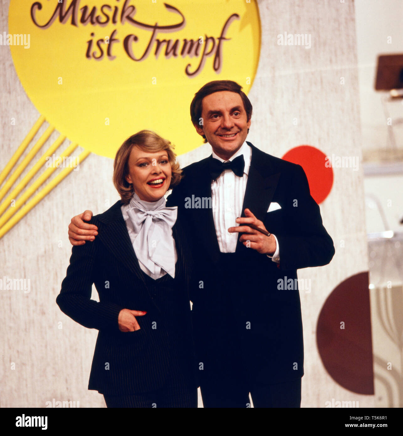 Harald Juhnke und Barbara Schöne moderieren gemeinsam die Late-Night Show Musik ist Trumpf im ZDF Wunschkonzert, Deutschland 1979. Harald Juhnke et Barbara Schöne sont modérer la fin-night show Musik ist Trumpfat la ZDF qui souhaitent les concerts, Allemagne 1979. Banque D'Images