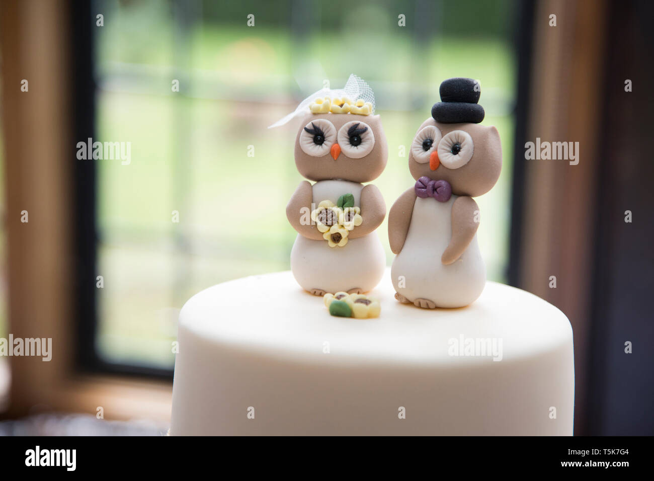 Cake Topper Hibou Sur Un Gateau De Mariage La Mariee Et Le Marie Hiboux Fabriques A Partir De Sucre Glace Sur Le Dessus D Un Gateau De Mariage Photo Stock Alamy Cake Topper Hibou Sur Un Gateau De Mariage La Mariee Et Le Marie Hiboux Fabriques A Partir De Sucre Glace Sur Le Dessus D Un Gateau De Mariage Photo Stock Alamy