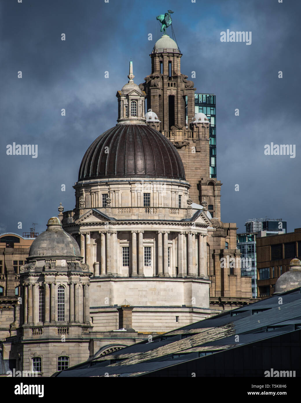 En regardant vers les bâtiments du front de mer historique à Liverpool du Royal Albert Docks Banque D'Images