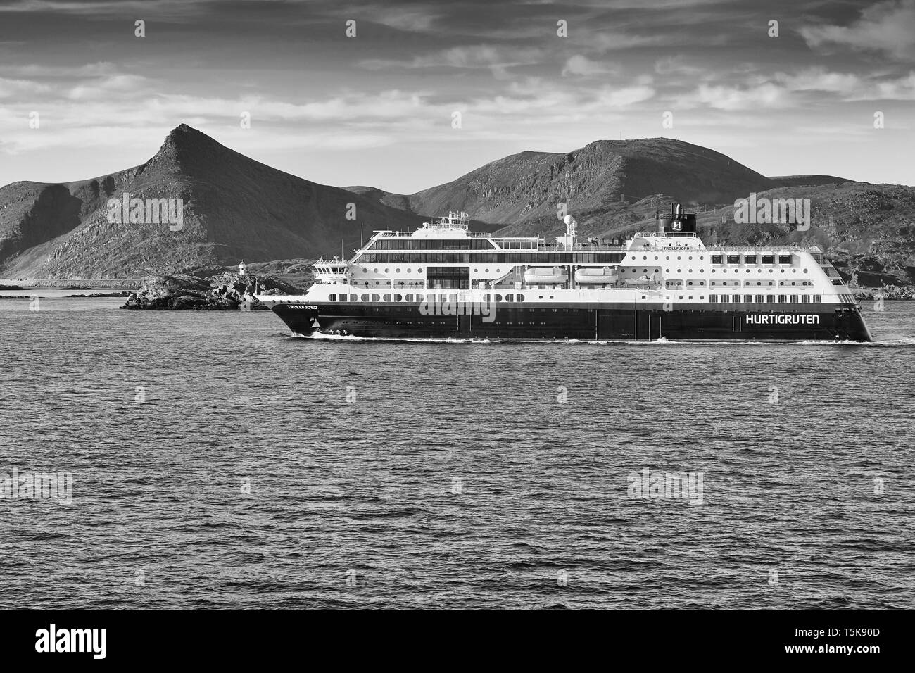 Photo en noir et blanc du navire Hurtigruten, MS TROLLFJORD, à la vapeur en Havøysund, la Norvège. Banque D'Images Photo en noir et blanc du navire Hurtigruten, MS TROLLFJORD, à la vapeur en Havøysund, la Norvège. Banque D'Images