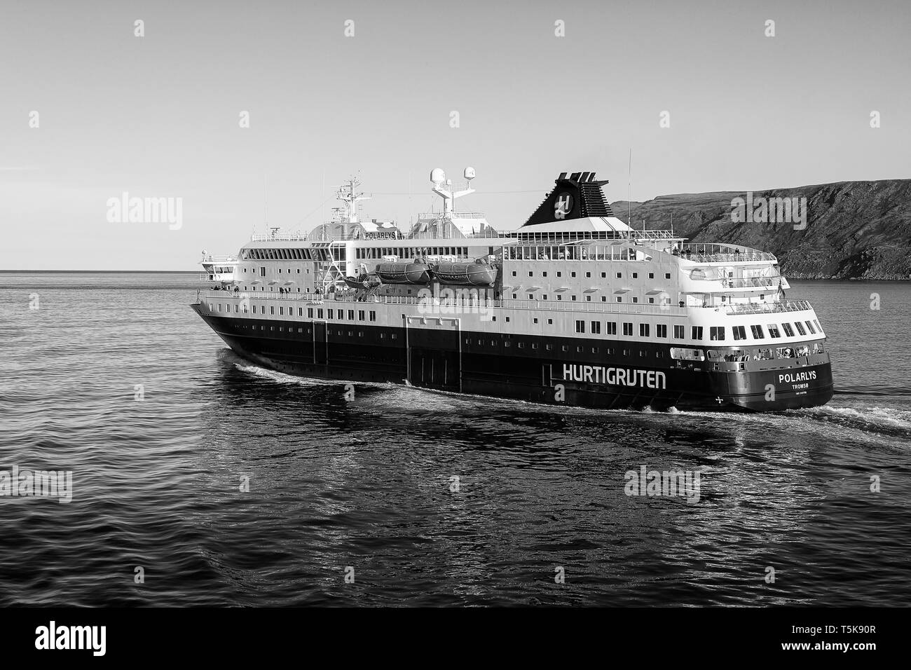 Gros plan photo en noir et blanc du navire Hurtigruten, MS POLARLYS, sortant de Havøysund, Norvège. Banque D'Images Gros plan photo en noir et blanc du navire Hurtigruten, MS POLARLYS, sortant de Havøysund, Norvège. Banque D'Images