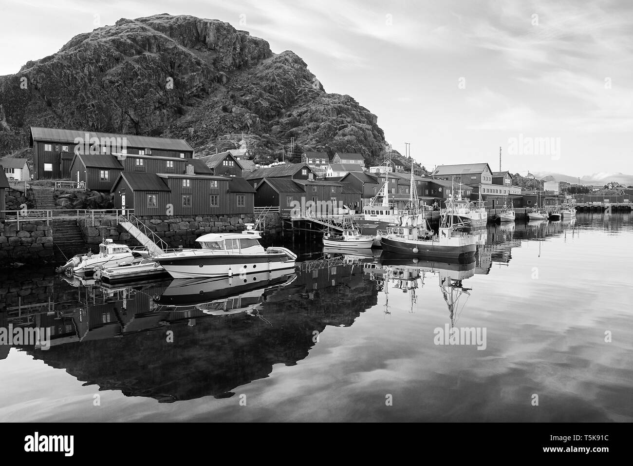 Des cabanes de pêcheurs restauré (Rorbuer ou Rorbu), peint dans le rouge de Falun (Falu rouge), dans le village de pêcheurs le saharien, Iles Lofoten. Banque D'Images