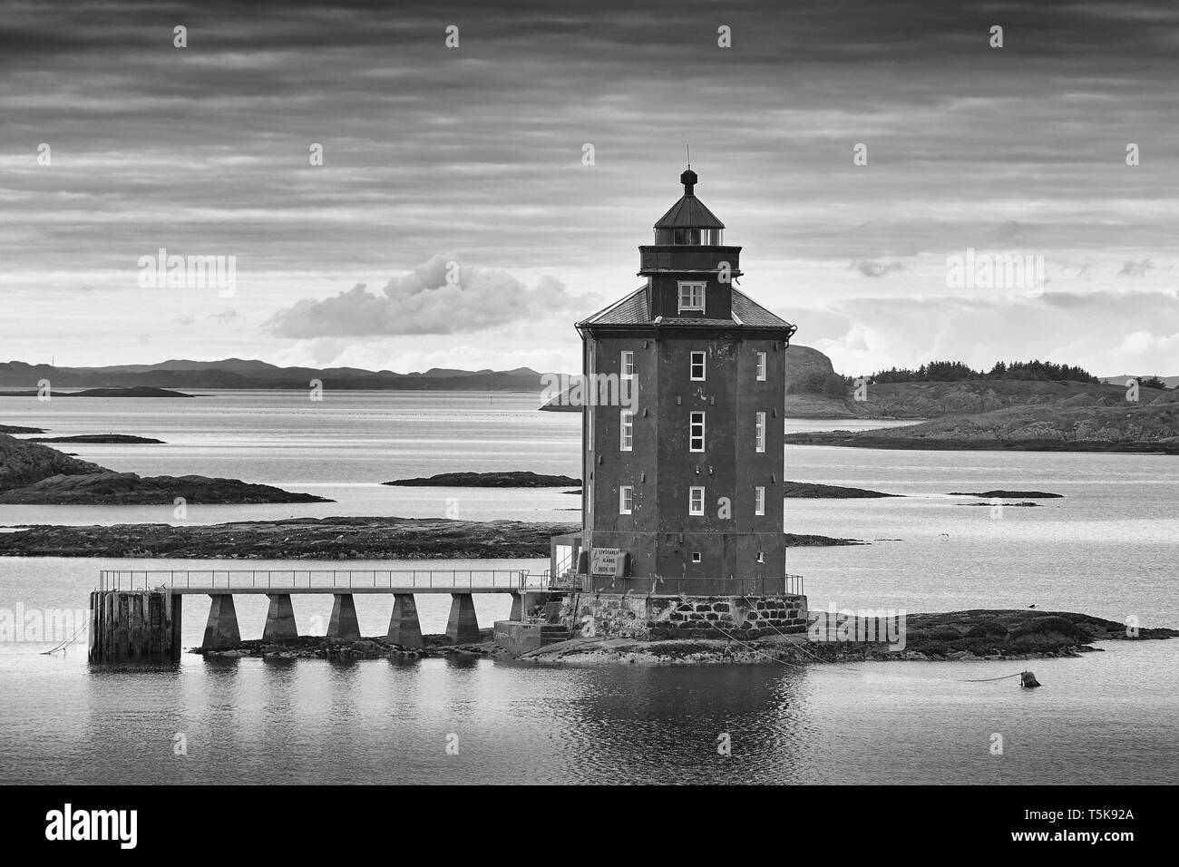 Photo en noir et blanc du phare de Kjeungskjær situé sur une île à l'embouchure du Bjugnfjorden à Ørland, comté de Trøndelag, Norvège. Banque D'Images Photo en noir et blanc du phare de Kjeungskjær situé sur une île à l'embouchure du Bjugnfjorden à Ørland, comté de Trøndelag, Norvège. Banque D'Images