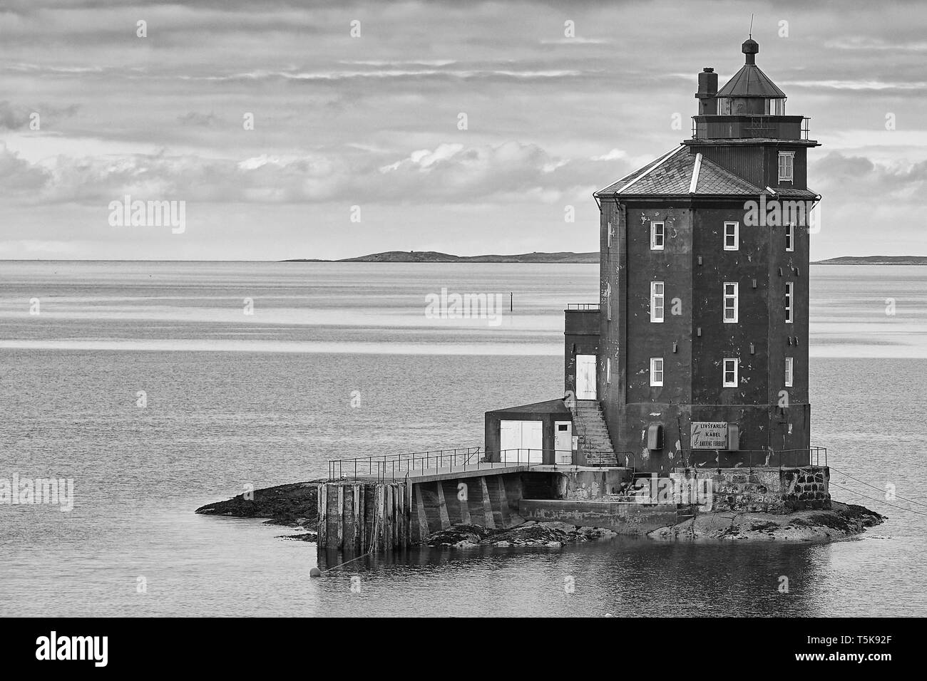 Photo en noir et blanc du phare de Kjeungskjær situé sur une petite île à l'embouchure du Bjugnfjorden, comté de Trøndelag, Norvège. Banque D'Images Photo en noir et blanc du phare de Kjeungskjær situé sur une petite île à l'embouchure du Bjugnfjorden, comté de Trøndelag, Norvège. Banque D'Images