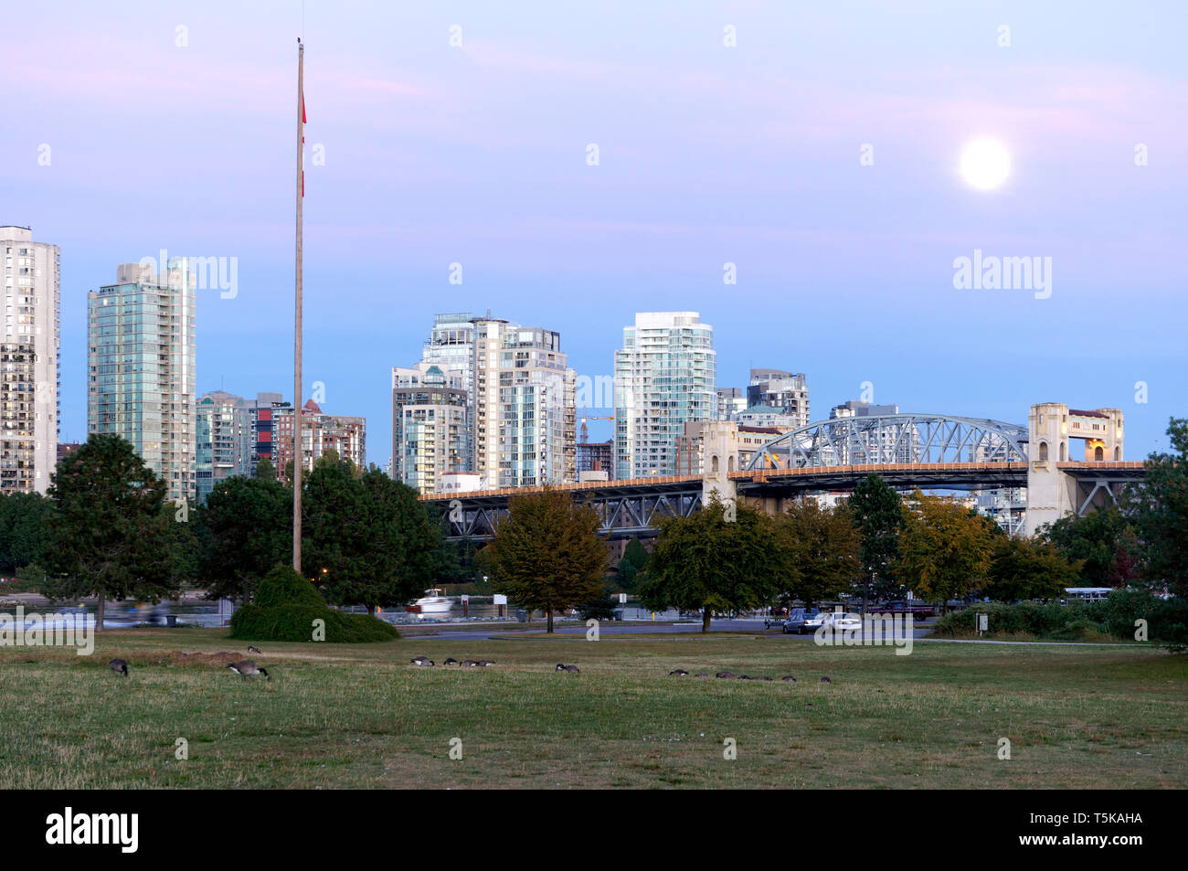 La pleine lune s'élève au-dessus de la rue Burrard Bridge at Dusk, Vancouver, British Columbia, Canada Banque D'Images