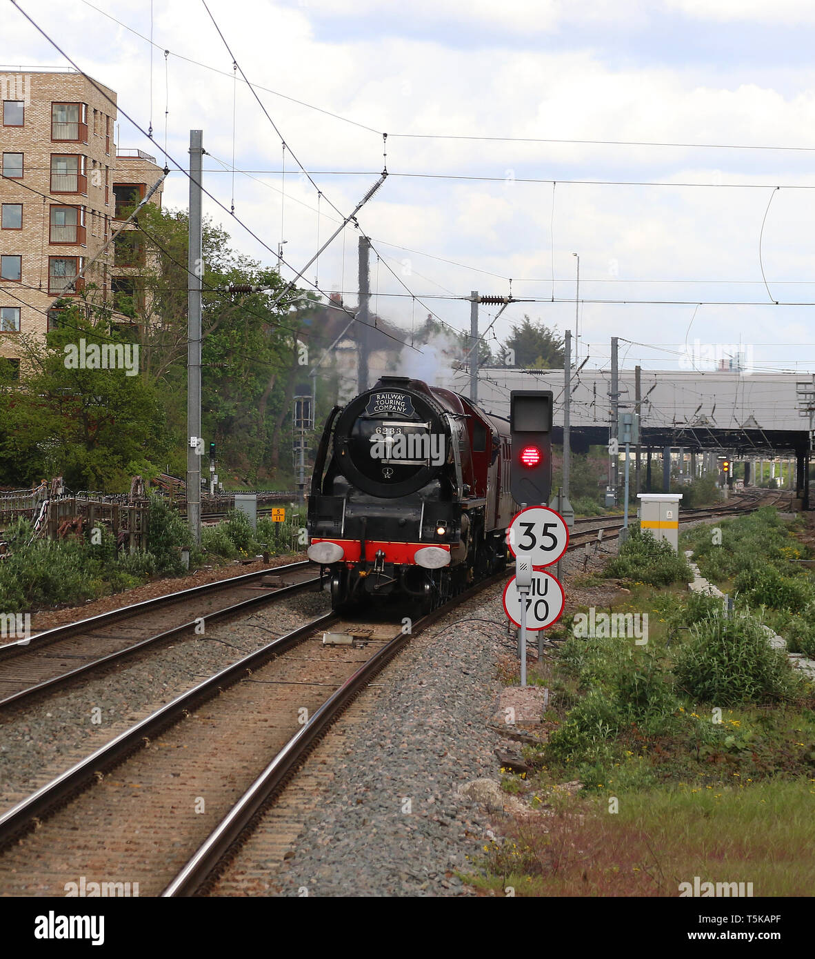 La princesse LMS 6233 Classe Couronnement de la duchesse de Sutherland locomotive à vapeur, la station Ealing Broadway, Londres, Royaume-Uni, 25 avril 2019, photo de Richard Goldsc Banque D'Images