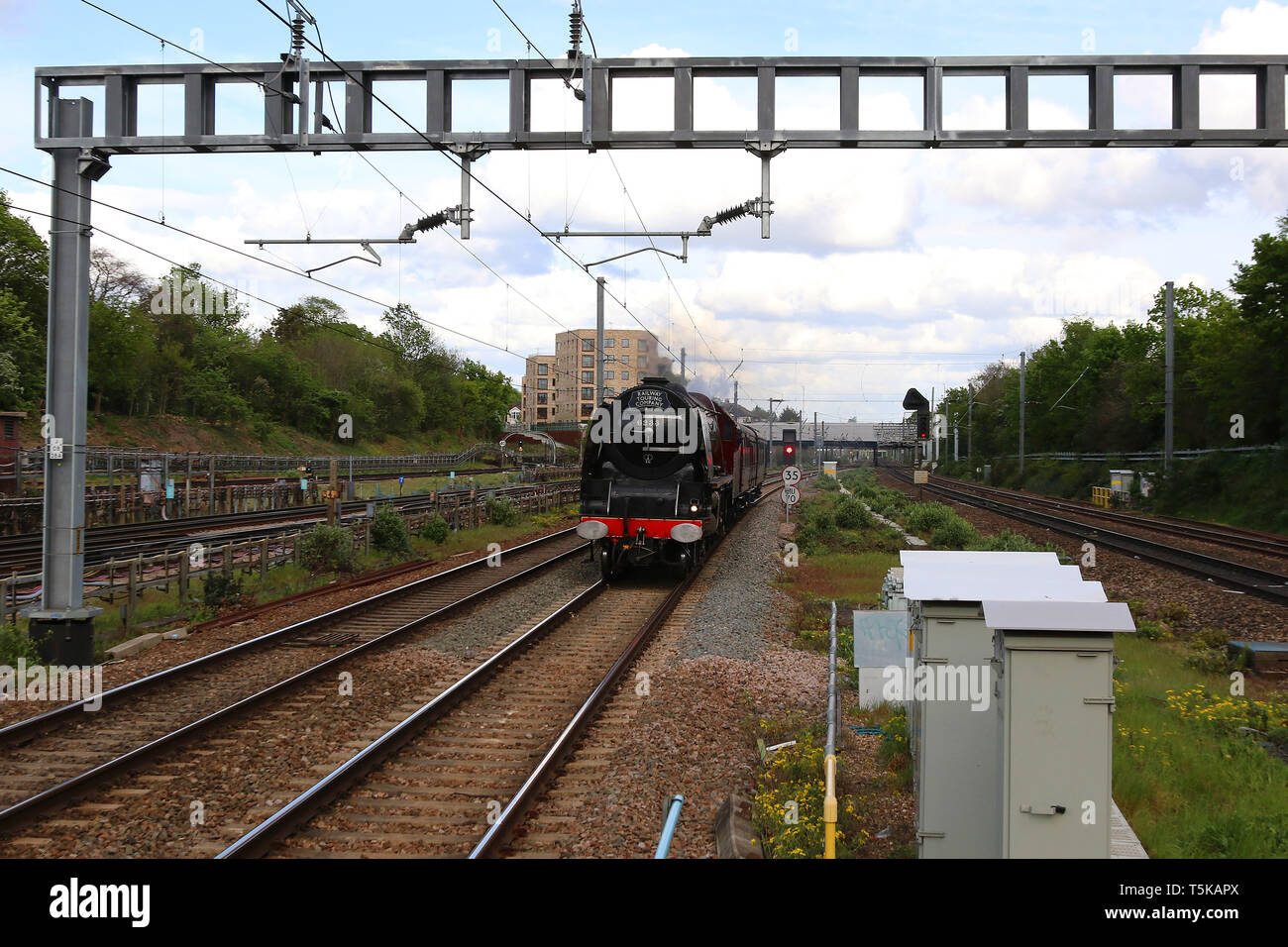 La princesse LMS 6233 Classe Couronnement de la duchesse de Sutherland locomotive à vapeur, la station Ealing Broadway, Londres, Royaume-Uni, 25 avril 2019, photo de Richard Goldsc Banque D'Images