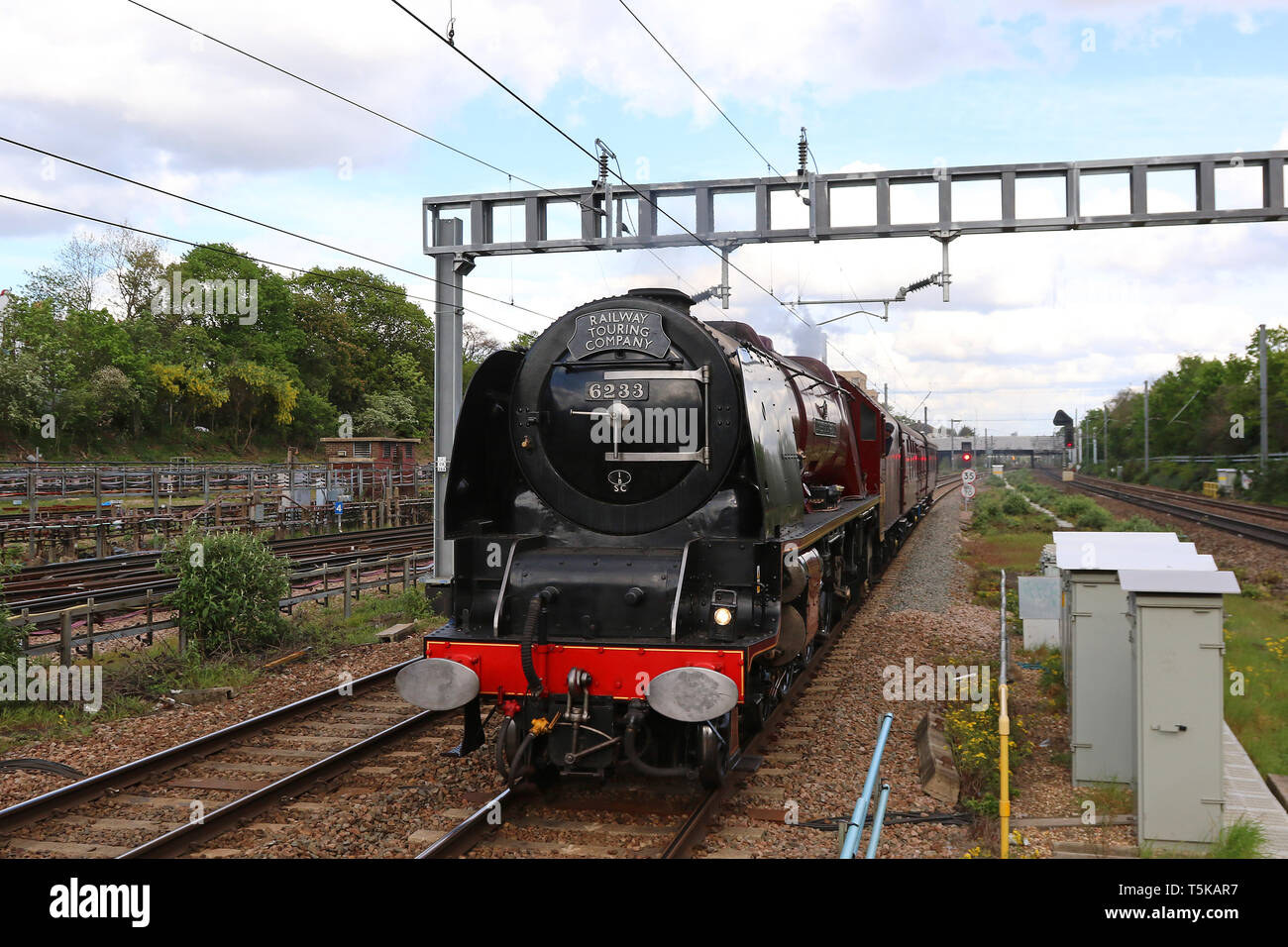 La princesse LMS 6233 Classe Couronnement de la duchesse de Sutherland locomotive à vapeur, la station Ealing Broadway, Londres, Royaume-Uni, 25 avril 2019, photo de Richard Goldsc Banque D'Images