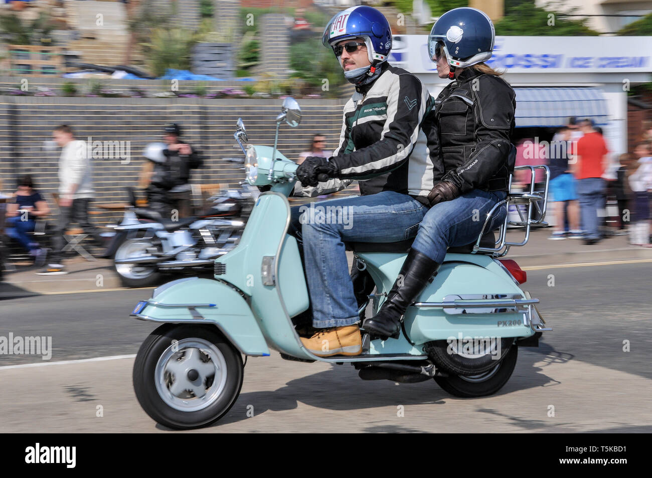 Scooter Piaggio Vespa PX200 piloté avec son pilon au rallye moto Southend Shakedown 2014, Southend on Sea, Essex, Royaume-Uni Banque D'Images