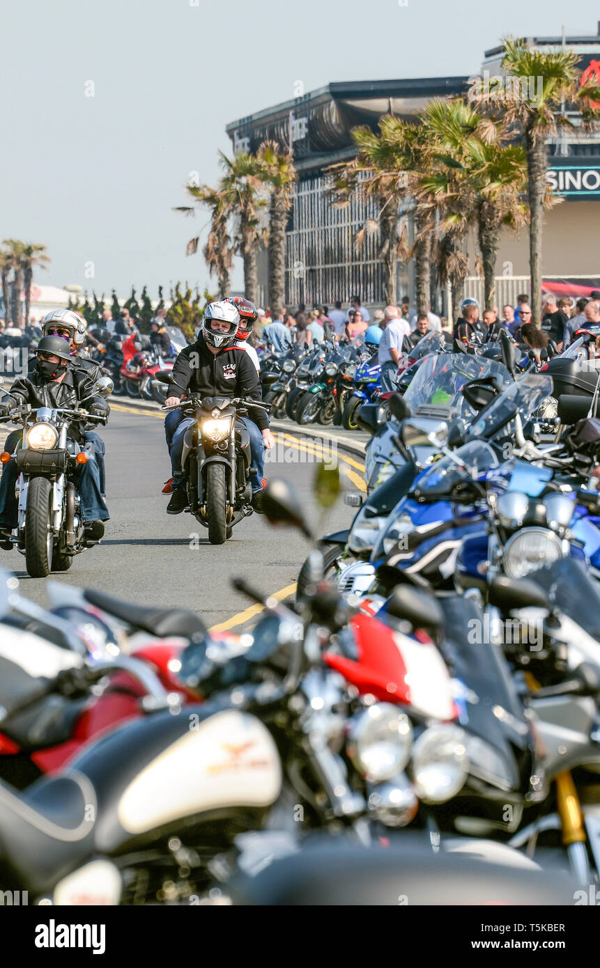 Lignes de motos au rallye moto Southend Shakedown 2014, Southend on Sea, Essex, Royaume-Uni. Les coureurs passent Banque D'Images