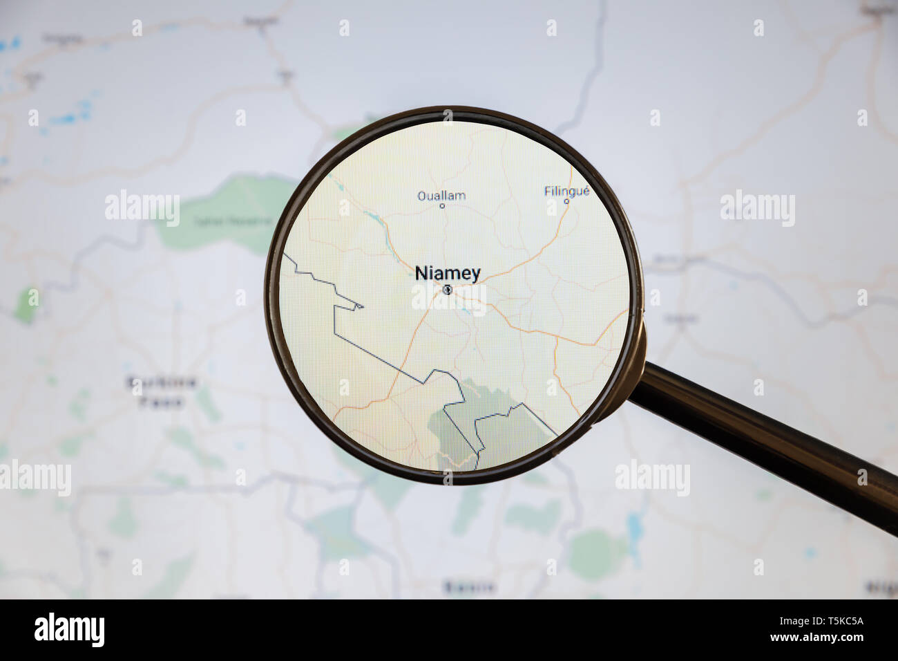 Niamey, Niger. Une carte politique. Concept d'illustration de visualisation de la ville sur l'écran grâce à une loupe. Banque D'Images