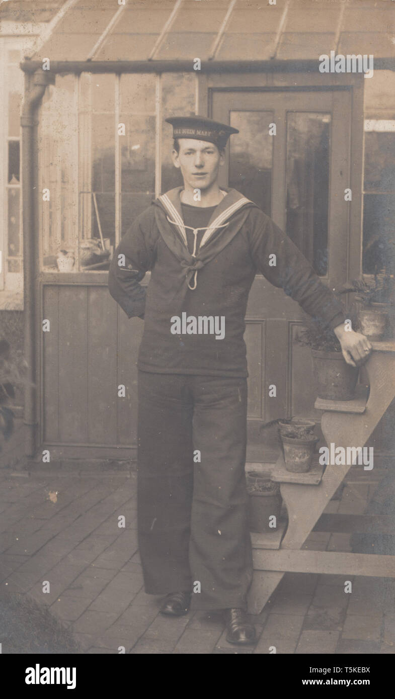 Vintage Carte postale photographique montrant un marin de la Marine royale britannique de S.M.S.Queen Mary Banque D'Images