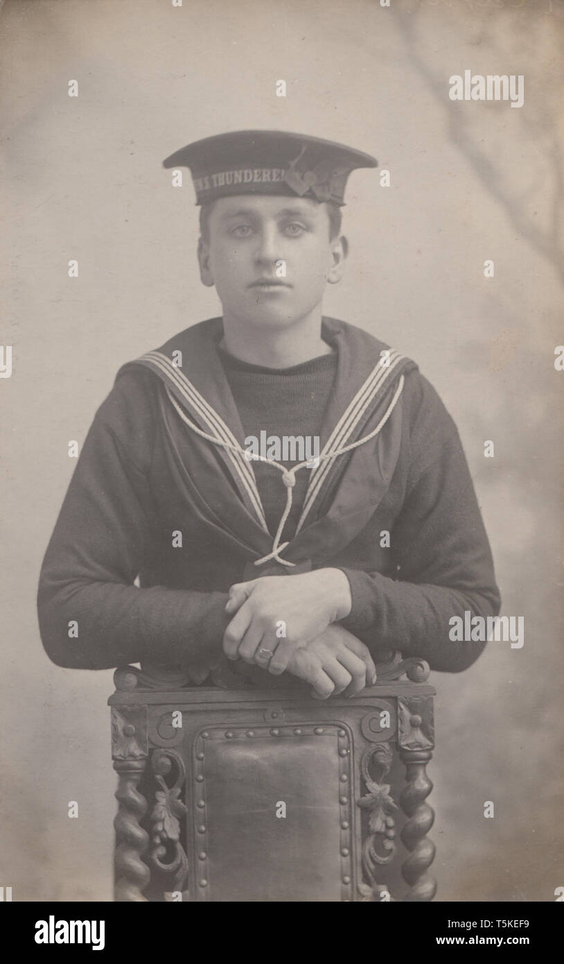 Vintage Carte postale photographique montrant un marin de la Marine royale britannique de S.M.S.Thunderer Banque D'Images
