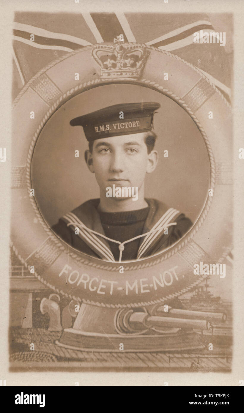 Vintage Carte postale photographique montrant un marin de la Marine royale britannique H.M.S Victory. Forget-Me-Not Banque D'Images