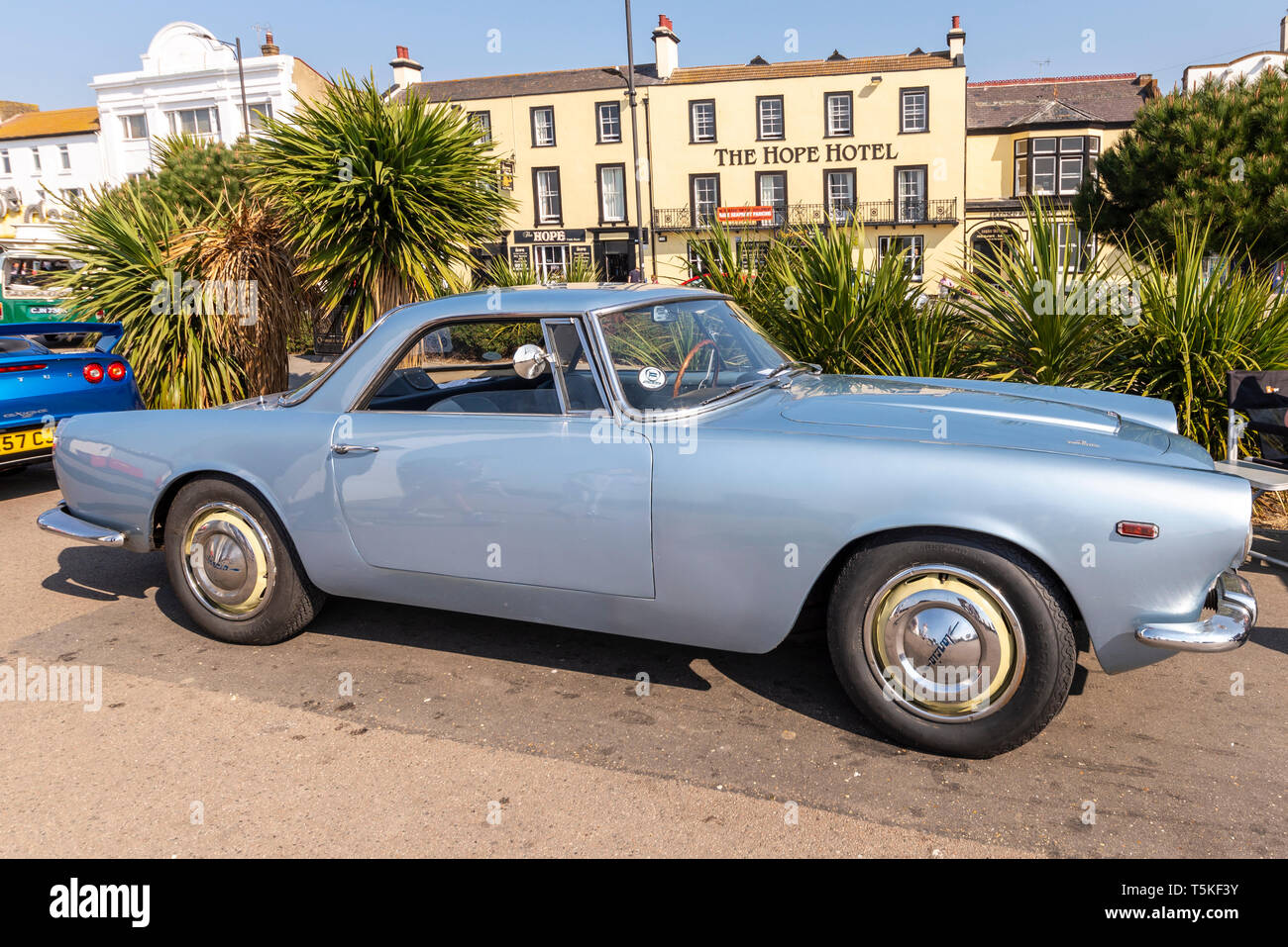 Véhicule classique Lancia Flaminia GT coupé lors d'un salon automobile sur Marine Parade, Southend on Sea, Essex, Royaume-Uni. Voitures classiques sur la plage Banque D'Images