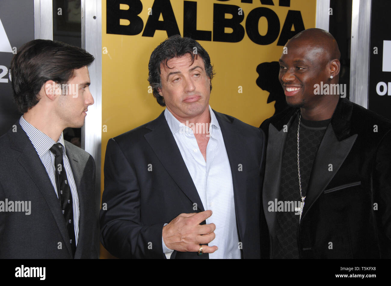 LOS ANGELES, CA. Le 13 décembre 2006 : MILO VENTIMIGLIA (à gauche) et Sylvester Stallone et ANTONIO TARVER lors de la première mondiale de son nouveau film "Rocky Balboa" au Grauman's Chinese Theatre, à Hollywood. Photo : Paul Smith / Featureflash Banque D'Images