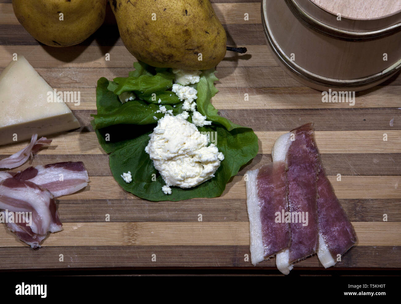 Cuisine maison sur une table, le prosciutto, fromage, pommes, Banque D'Images