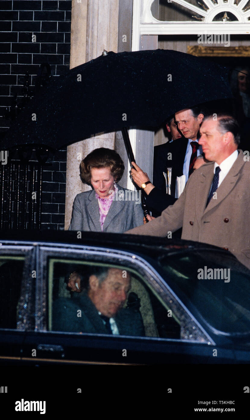 Premier ministre Margaret Thatcher ne laisse pas de 10 Downing Street pour s'adresser au Parlement sur l'affaire 1985 Westland Westland Helicopters était un British Aerospace company. Westland Aircraft, à l'origine axés sur la société hélicoptères après la Seconde Guerre mondiale. Elle a fusionné avec plusieurs autres entreprises britanniques en 1960 et 1961. En 2000, elle a fusionné avec l'Italien fabricant de l'hélicoptère Agusta pour former AgustaWestland,[1] qui à son tour fusionné dans Leonardo-Finmeccanica en 2016. L'affaire Westland en 1985-86 a été un épisode où Margaret Thatcher, Premier Ministre du Royaume-Uni, et son Sec Banque D'Images