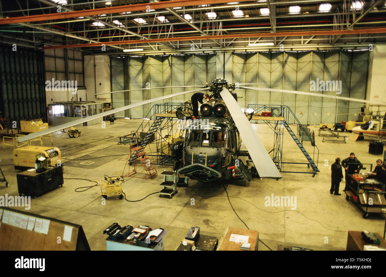 Westland Helicopters à Yeovil, Somerset, Angleterre. 1985 Westland Helicopters était un British Aerospace company. Westland Aircraft, à l'origine axés sur la société hélicoptères après la Seconde Guerre mondiale. Elle a fusionné avec plusieurs autres entreprises britanniques en 1960 et 1961. En 2000, elle a fusionné avec l'Italien fabricant de l'hélicoptère Agusta pour former AgustaWestland,[1] qui à son tour fusionné dans Leonardo-Finmeccanica en 2016. L'affaire Westland en 1985-86 a été un épisode où Margaret Thatcher, Premier Ministre du Royaume-Uni, et son secrétaire d'État à la défense, Michael Heseltine, a publ Banque D'Images