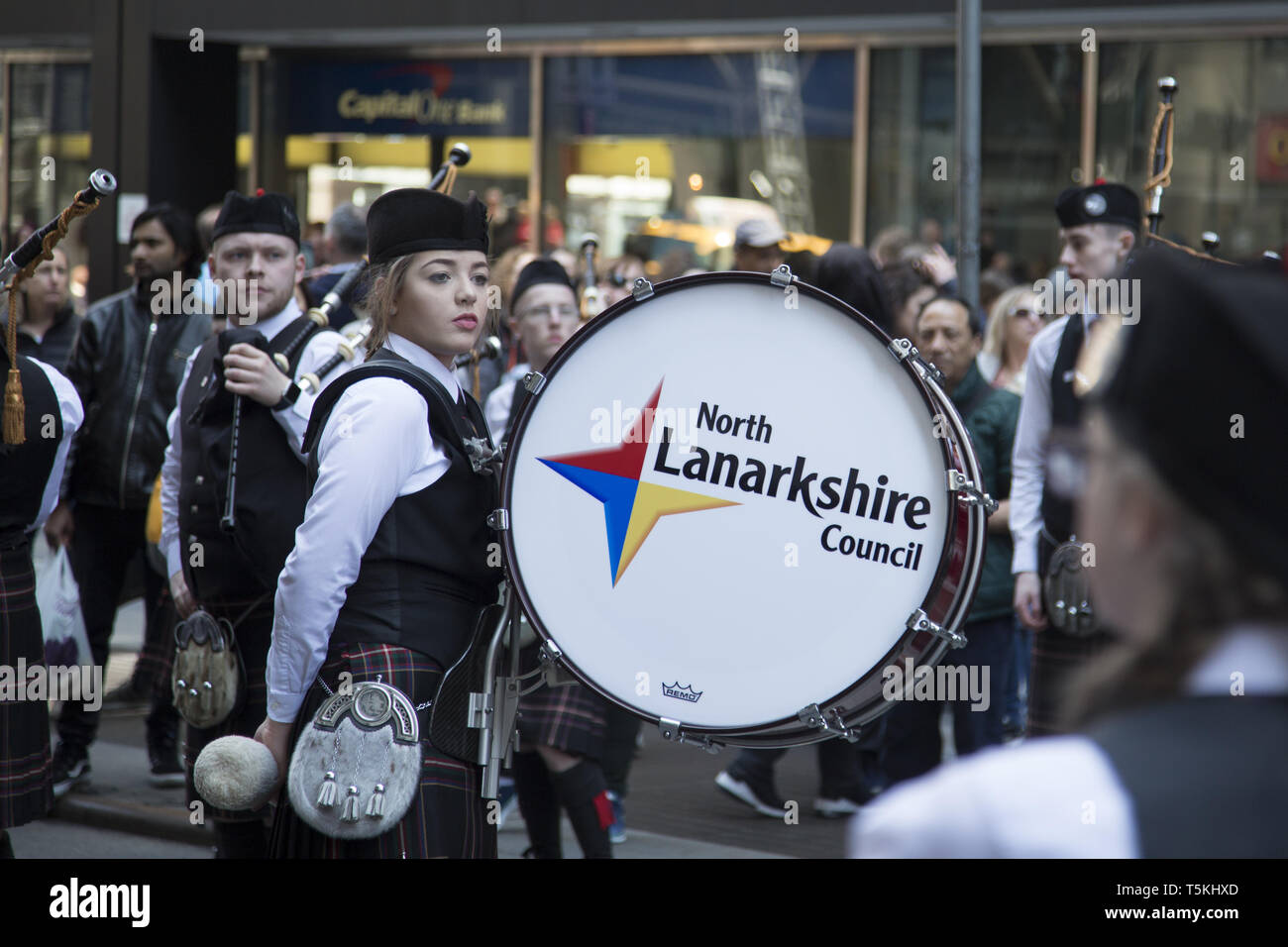 Le défilé annuel de tartan à New York apporte Scotts et personnes d'origine écossaise du US ainsi que les bandes de cornemuses et tambours d'Écosse. Jeune Groupe écossais en attente de mars. Banque D'Images