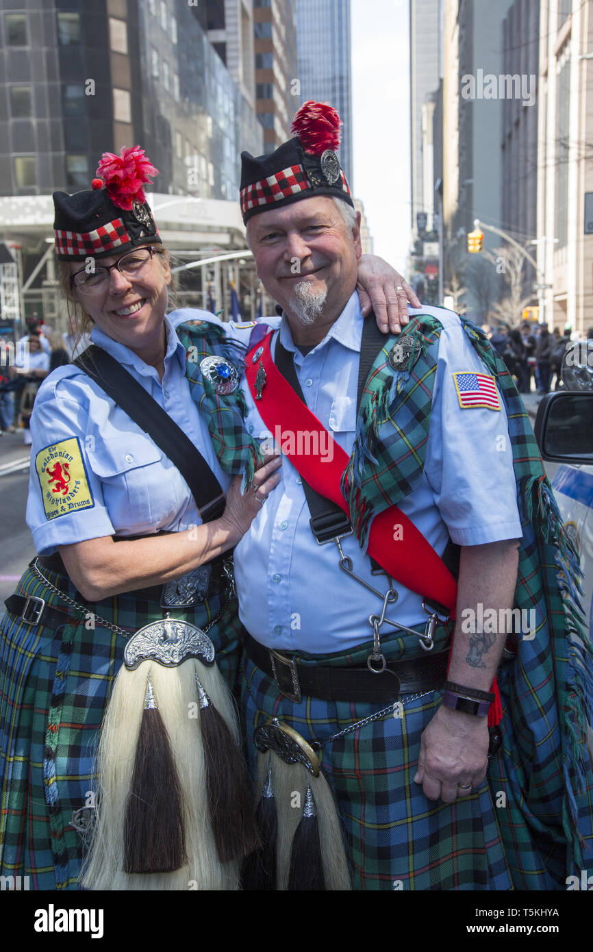 Le défilé annuel de tartan à New York apporte Scotts et personnes d'origine  écossaise du US ainsi que les bandes de cornemuses et tambours d'Écosse.  Cornemuseurs de l'état de New York Photo