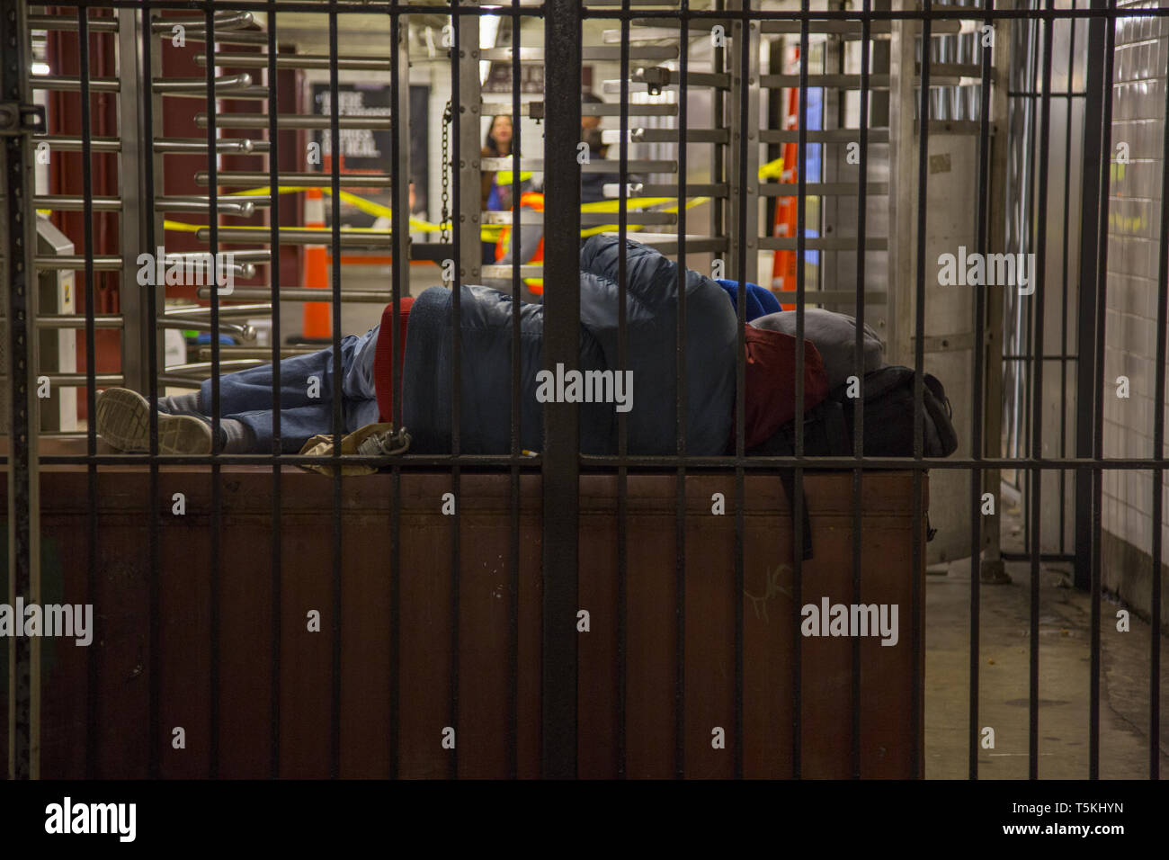 Homme sommeille une station de métro à Midtown Manhattan, New York. Banque D'Images