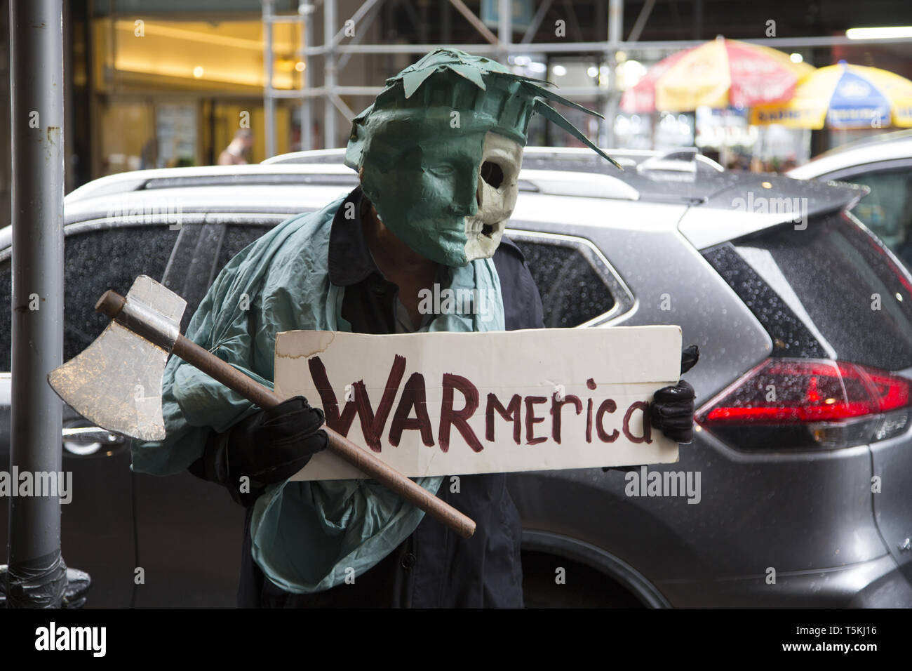Engagé depuis longtemps la paix et les militants anti-guerre démontrer et de sensibiliser les passants sur Tax Day, le 15 avril, en face de l'Internal Revenue Service bureaux sur Broadway dans le centre-ville de Manhattan américains disent de ne pas donner l'argent de leurs impôts à des fins militaires. Banque D'Images