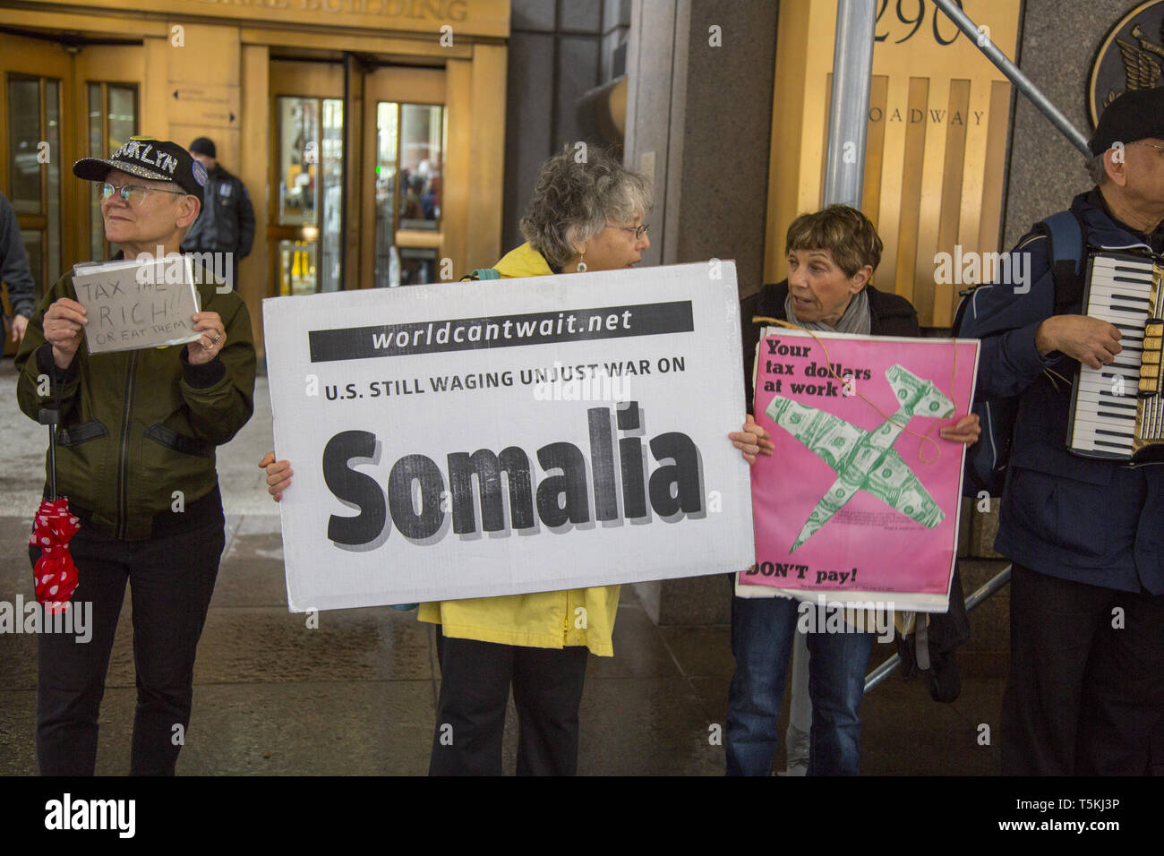 Engagé depuis longtemps la paix et les militants anti-guerre démontrer et de sensibiliser les passants sur Tax Day, le 15 avril, en face de l'Internal Revenue Service bureaux sur Broadway dans le centre-ville de Manhattan américains disent de ne pas donner l'argent de leurs impôts à des fins militaires. Banque D'Images
