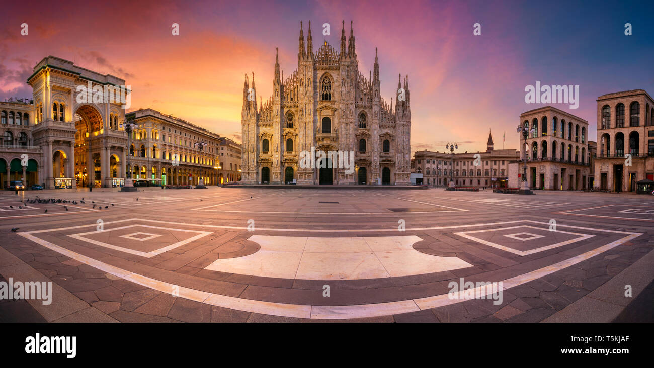 Milan, Italie. Paysage urbain panoramique droit de Milan, Italie avec la cathédrale de Milan pendant le lever du soleil. Banque D'Images