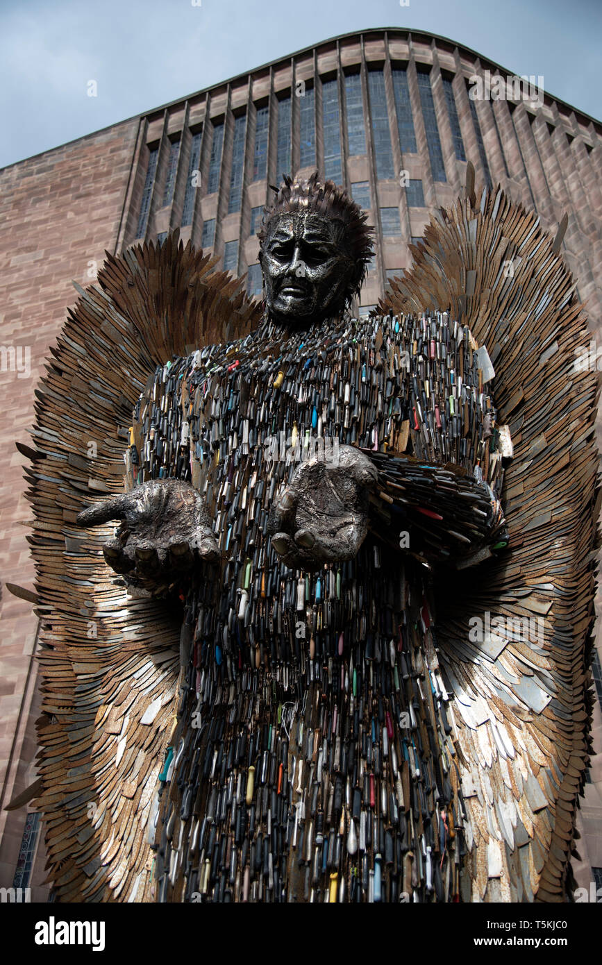 Le couteau Angel sculpture à l'extérieur de la cathédrale de Coventry Banque D'Images