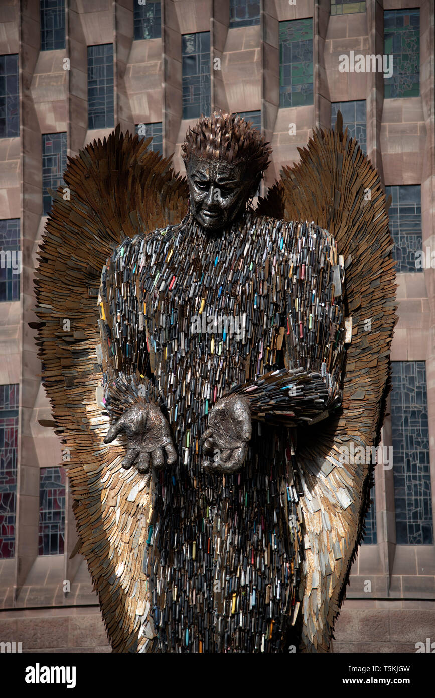 Le couteau Angel sculpture à l'extérieur de la cathédrale de Coventry Banque D'Images