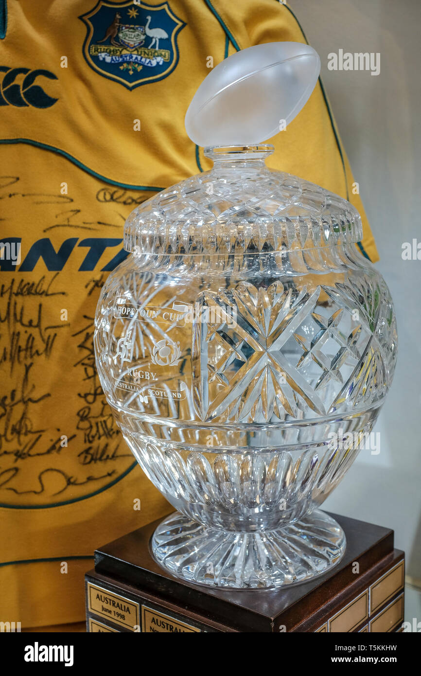 Un verre de cristal rugby trophy avec un maillot de l'équipe de l'Australie a signé derrière dans un cabinet d'affichage au stade de Murrayfield, Edinburgh, East Lothian, Scotland Banque D'Images