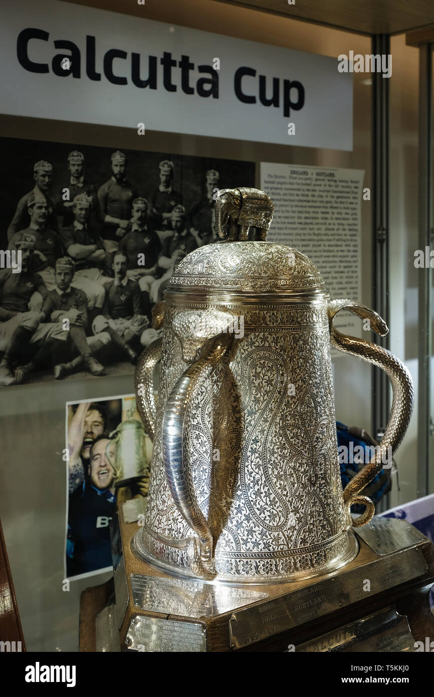 L'original Calcutta Cup fièrement affiché dans une armoire à trophées de Murrayfield, le stade de rugby d'Écosse Edinburgh, East Lothian, Scotland Banque D'Images