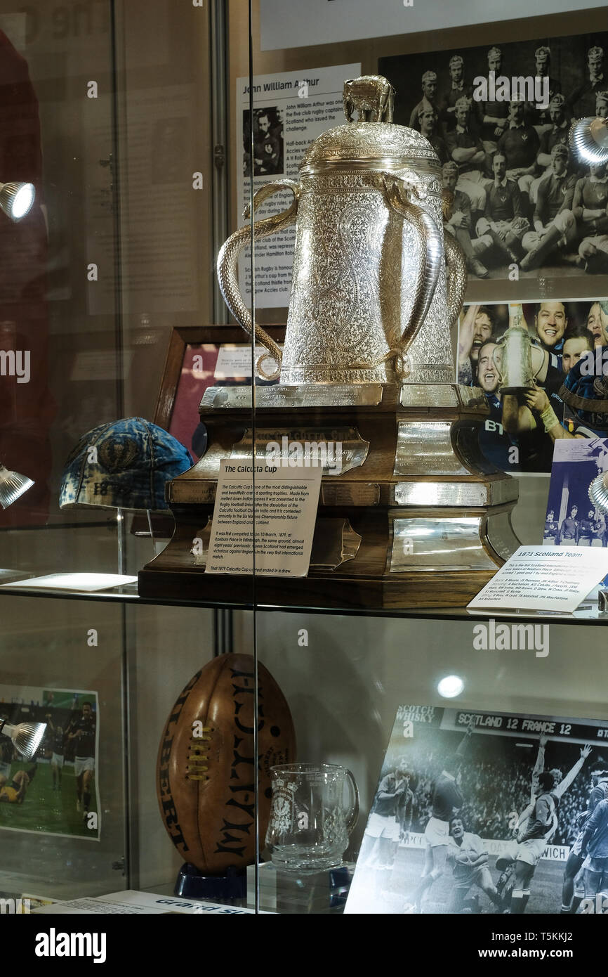 L'original Calcutta Cup fièrement affiché dans une armoire à trophées de Murrayfield, le stade de rugby d'Écosse Edinburgh, East Lothian, Scotland Banque D'Images