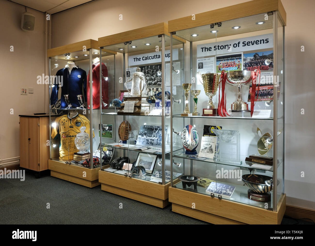Les armoires de remise des prix, y compris l'original Calcutta Cup, au stade de Murrayfield, Edinburgh, East Lothian, Scotland Banque D'Images