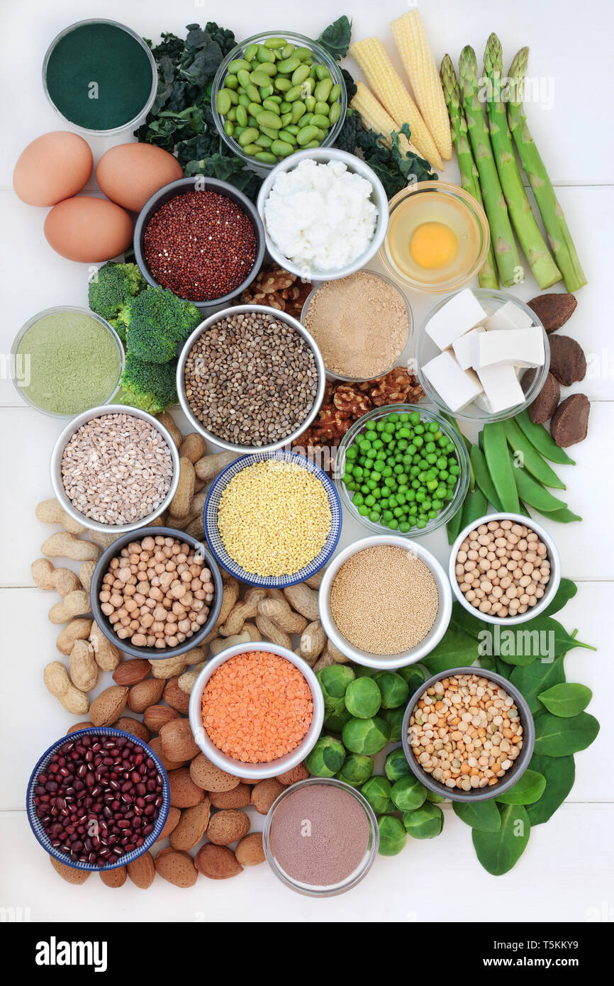 Aliments santé riches en protéines avec les produits laitiers, les légumineuses, caillé, légumes, fruits secs, céréales, supplément en poudre, les graines et les noix. Banque D'Images