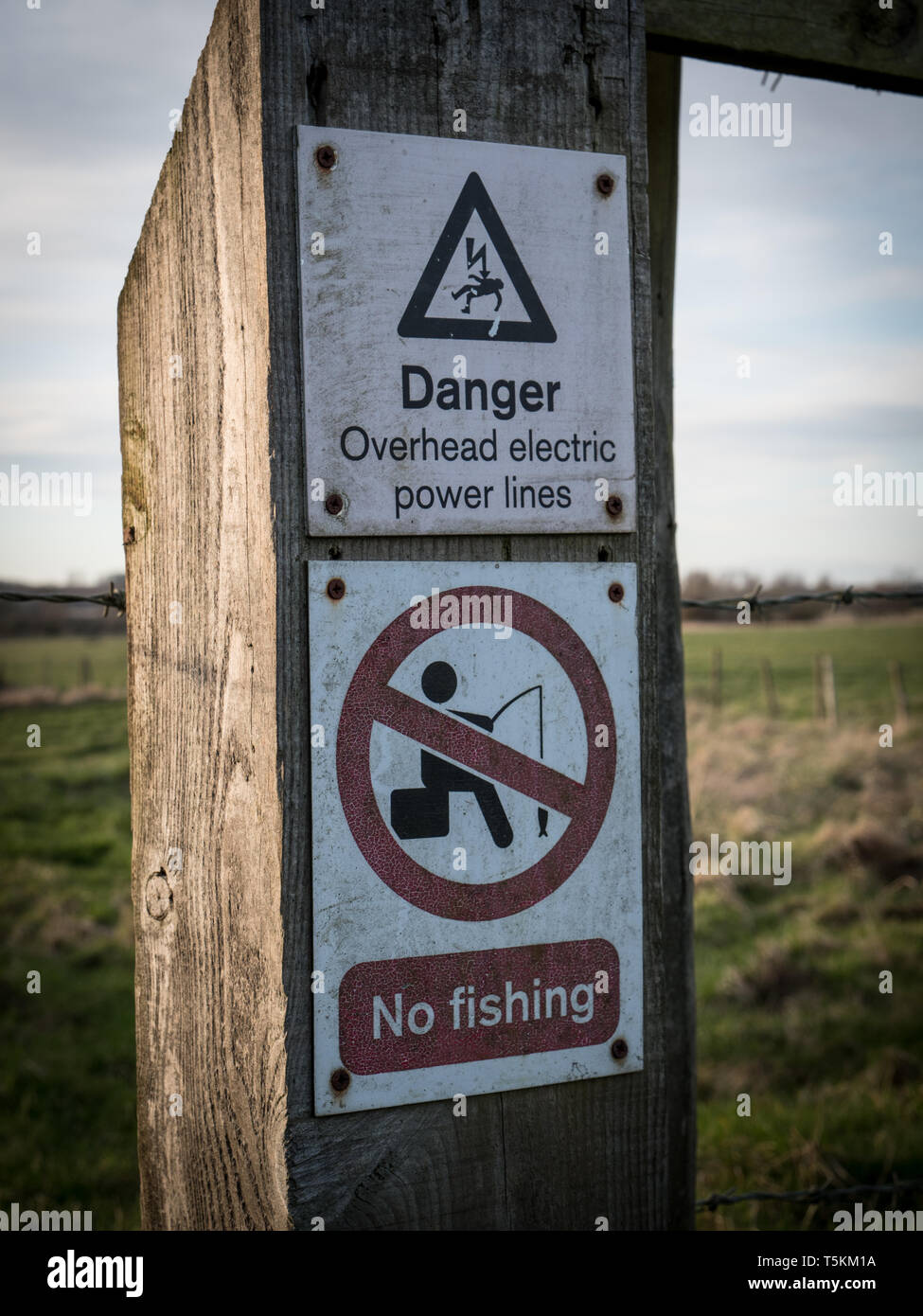 Panneaux d'avertissement de sécurité concernant les lignes électriques et les restrictions de pêche. England UK. Banque D'Images